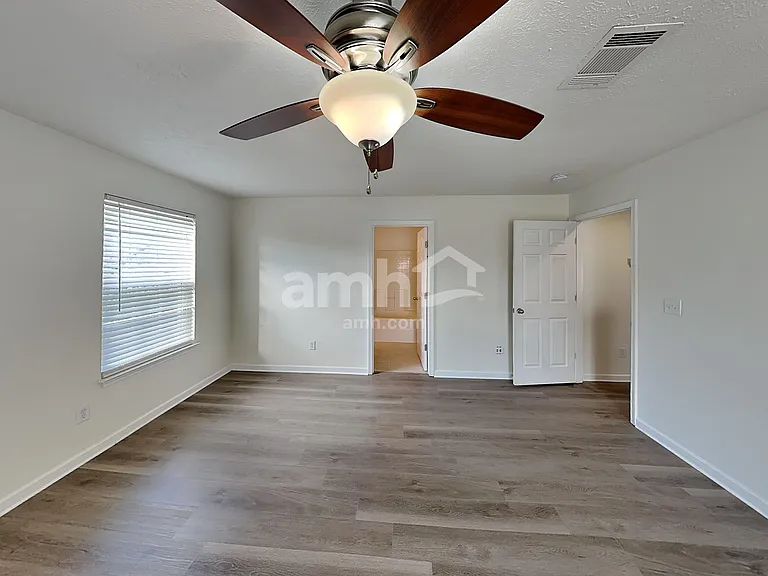 2126 Burgess Ln — Photo 10