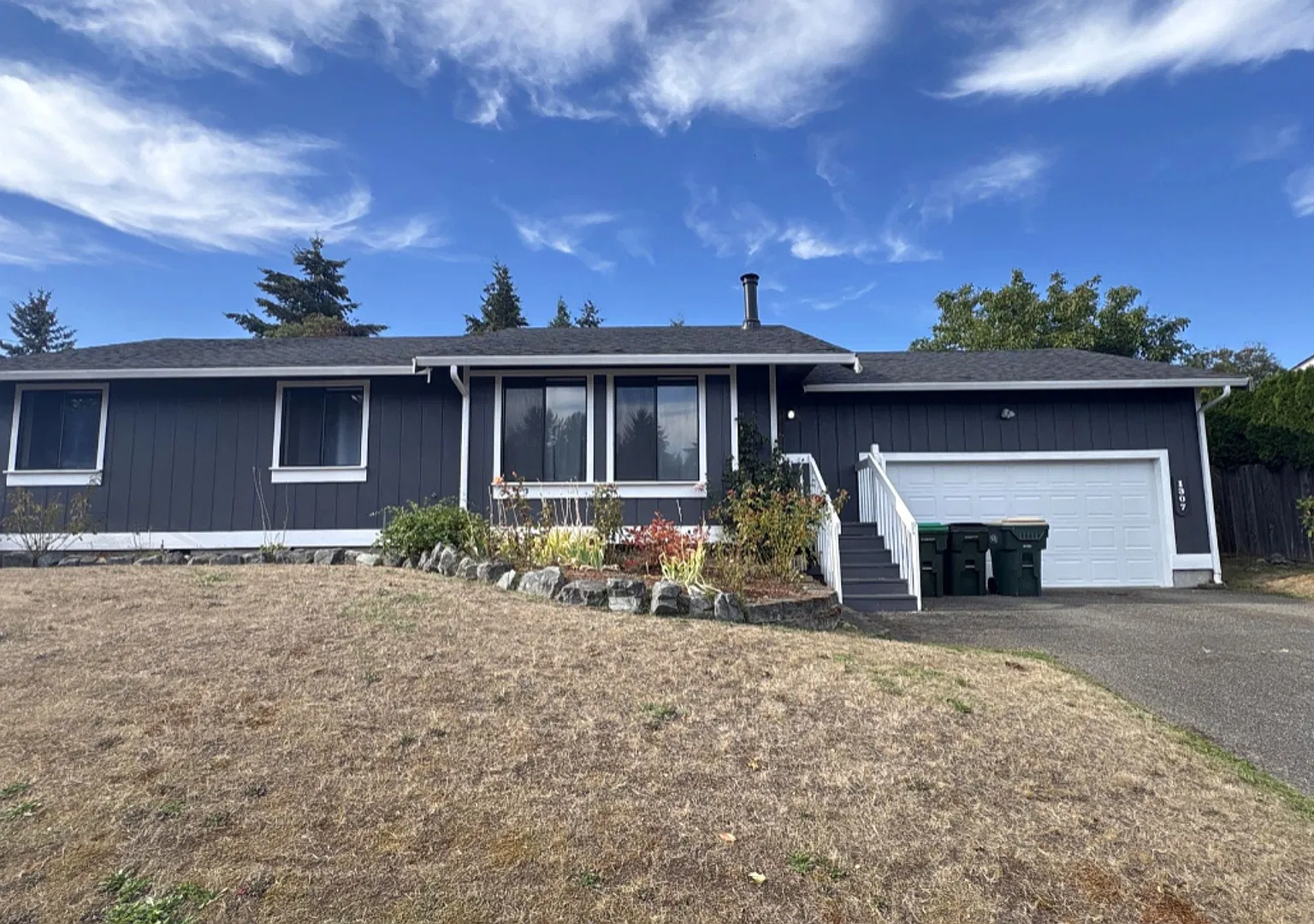 Updated 3bd 2bath Olympia Rental w/Attached Garage & Fenced Yard — Photo 1