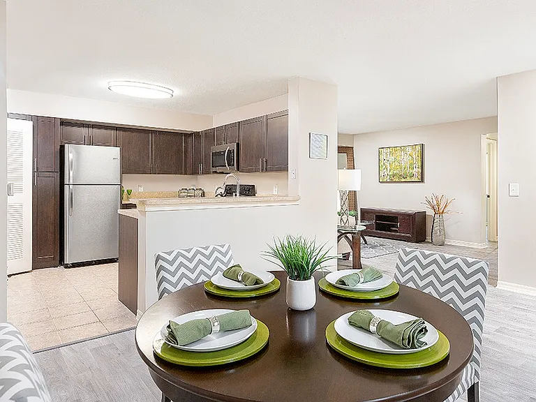 Club Lake Pointe Apartments — Photo 6