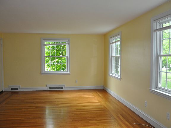 4th image of 34 Garden City Dr