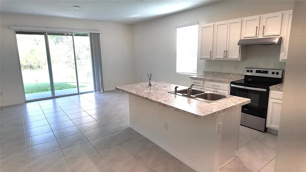 3 bed, 2.5 bath, 1810 sqft, $1,900 — Photo 4