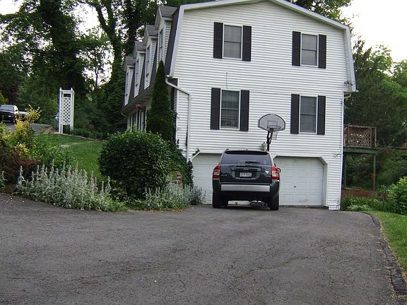 Lots of parking/2car garage