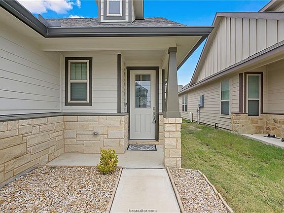 4th image of 827 Mineral Wells Ln