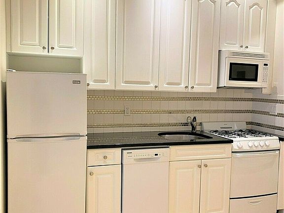 3rd image of 206 E 34th St APT 5D
