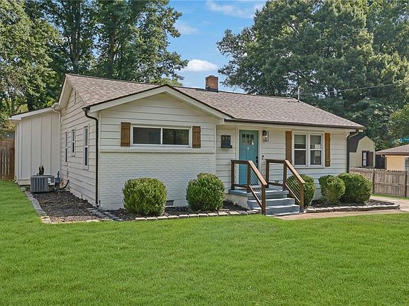 3rd image of 979 Oakview Dr SE
