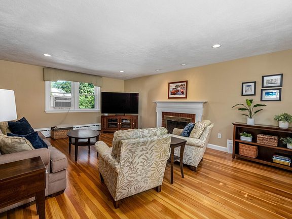 5th image of 209 Prospect St