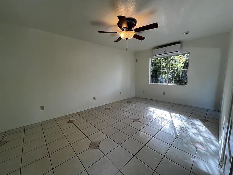 557 E Pasadena St #4 — Photo 3
