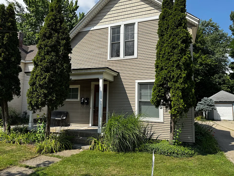207 Fuller Ave SE #2