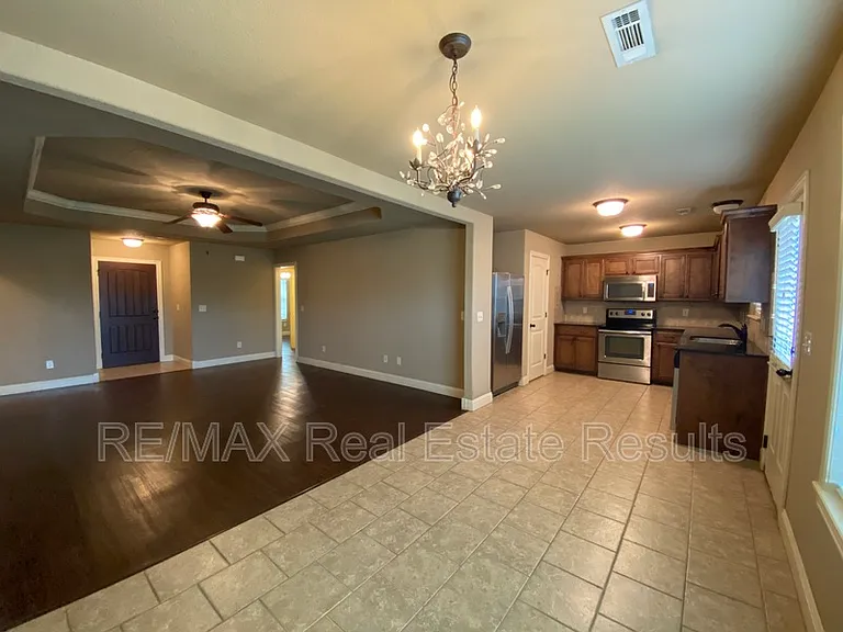 2411 S 11th Pl — Photo 5