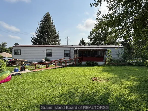 310 8th St, Phillips, NE 68865