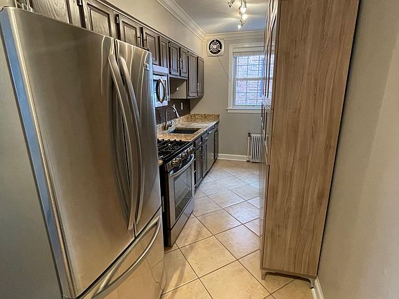 Kitchen has space for a cafe table