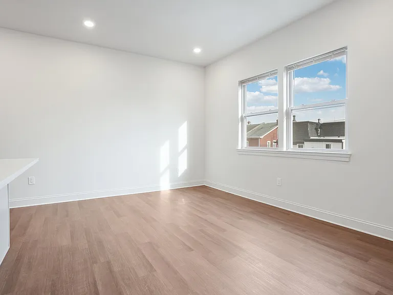 472 Roxborough Ave — Photo 11