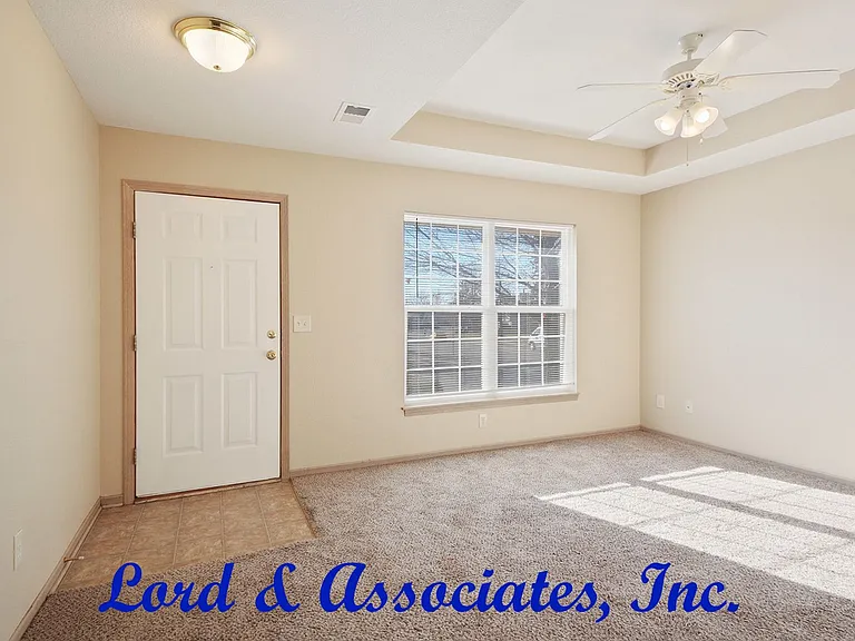 318 Lois Ln — Photo 3