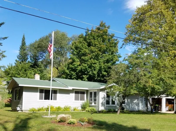 220 W Fairview St, Harbor Springs, MI 49740