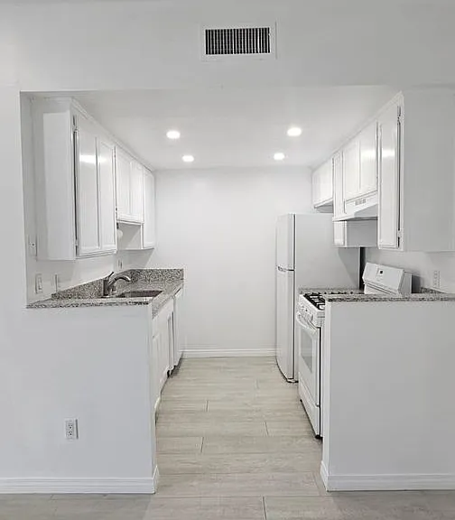 13718 Moorpark St — Photo 11