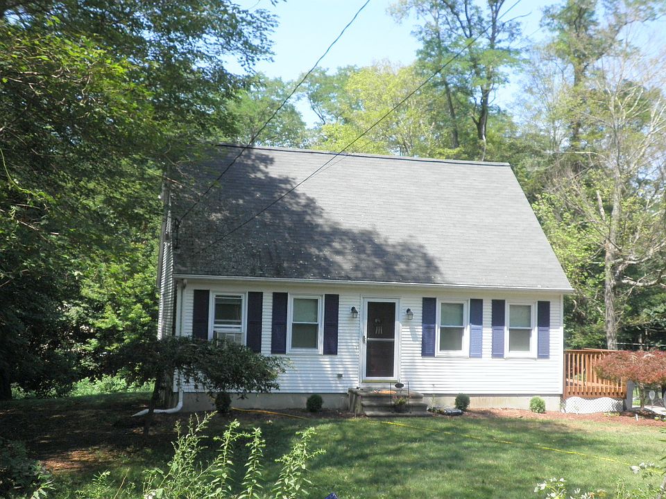 3BR/2BA Cape on Large Lot!