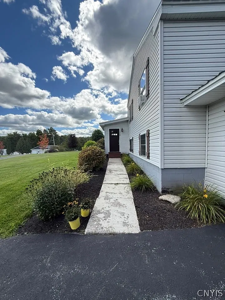 3 bed, 2.0 bath, 2184 sqft, $2,400 — Photo 2