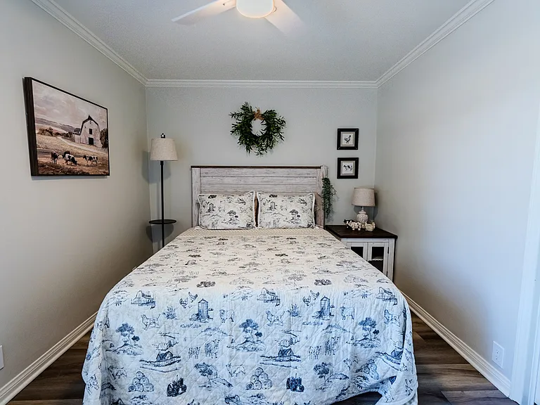 4475 Barnard St — Photo 43