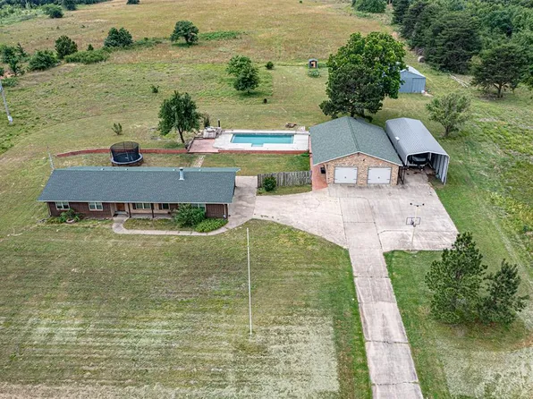 25189 N Wilson Rd, Henryetta, OK 74437