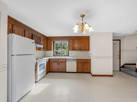 4th image of 25 Oak St APT D