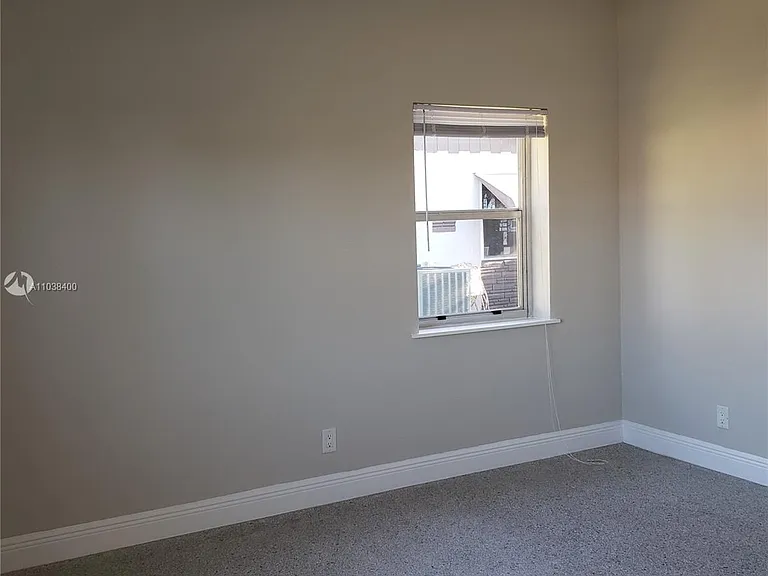 811 S Broadway — Photo 49