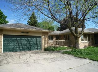 121 Brainerd Ave, Libertyville, IL 60048