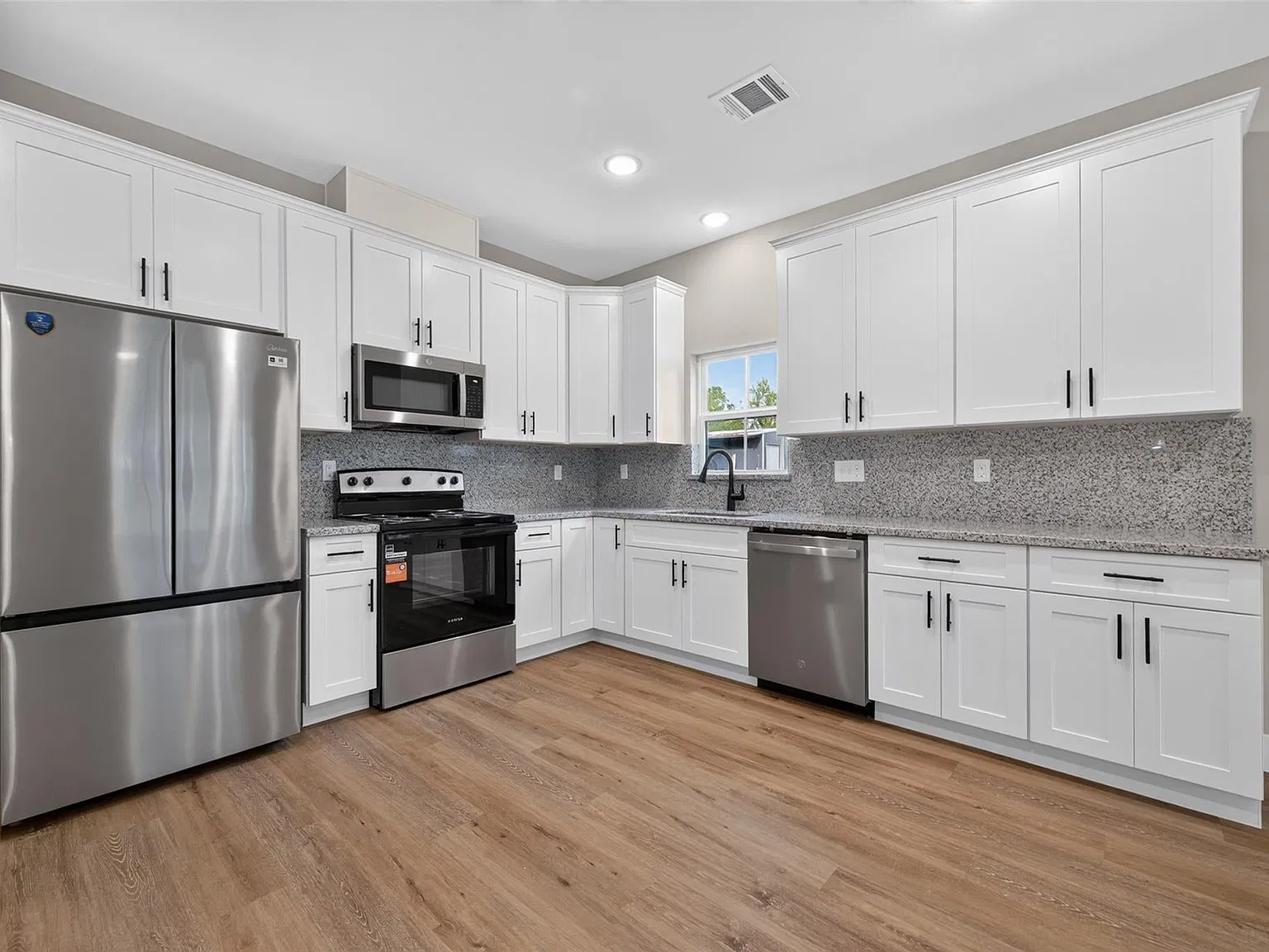 3 bed, 1248 sqft, $1,560 — Photo 4