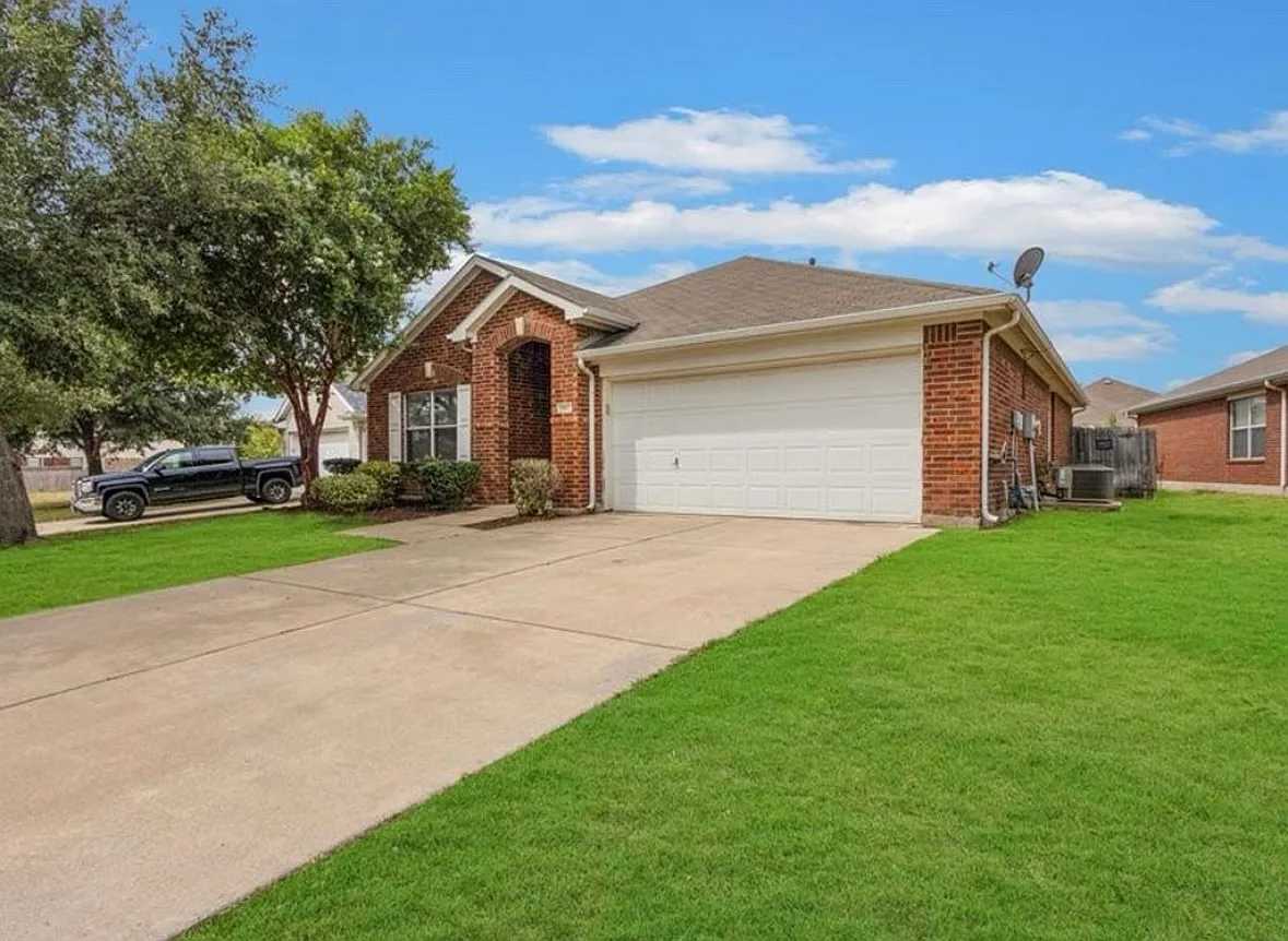 3 bed, 1360 sqft, $2,100 — Photo 2