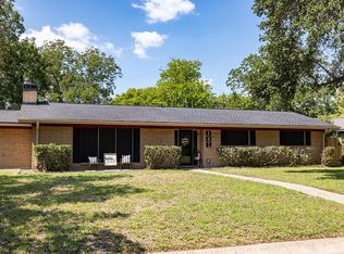 201 Glenbrook Ln, Port Lavaca, TX 77979