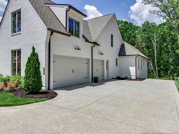 3rd image of 996 Crestfield Ln