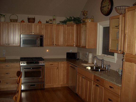 Maple Cabinets, SS Appliances