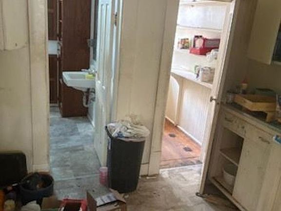 5th image of 407 E 3rd St