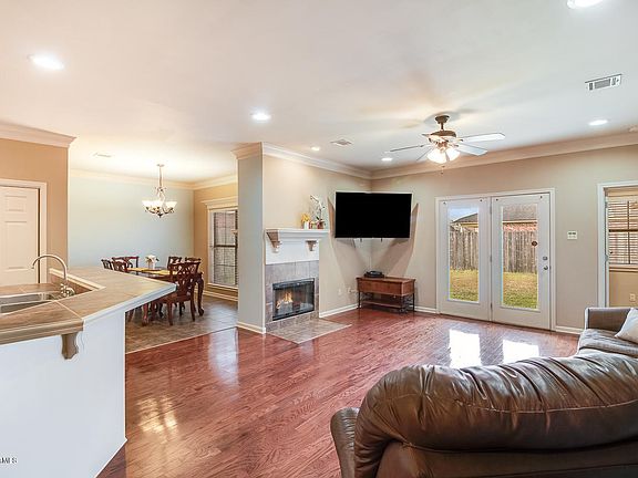 4th image of 106 Quiet Meadows Cir