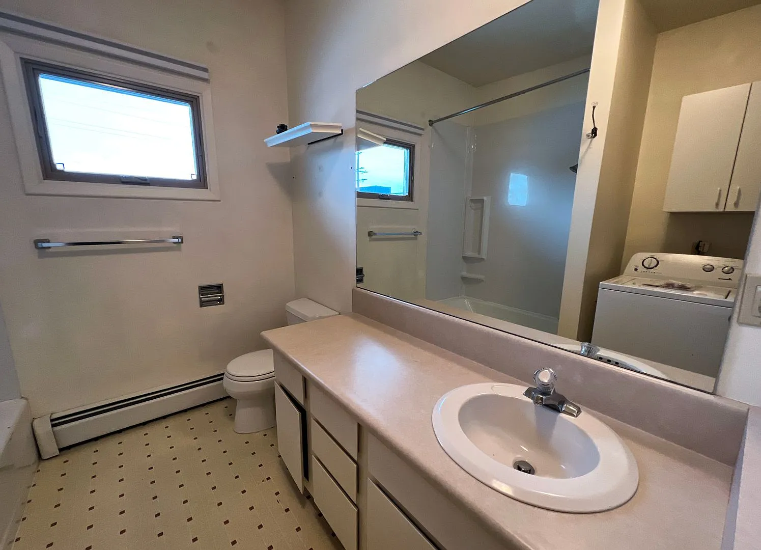 Adorable 3 bedroom 1 bathroom Top Level Unit — Photo 4