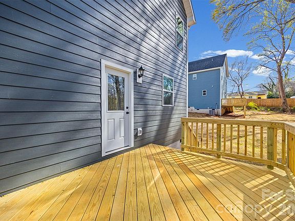 3rd image of 215 Sloan St
