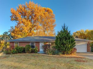 1 Colchester Dr, Saint Louis, MO 63135