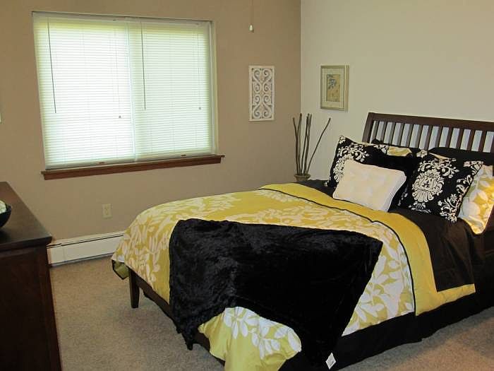 Large BR w/Walk-In Closet