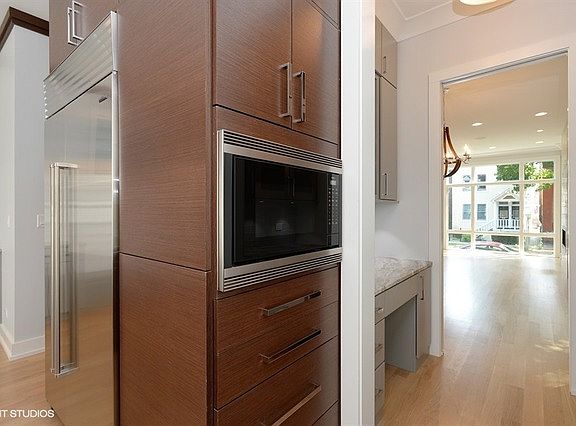 5th image of 2134 W Melrose St #1