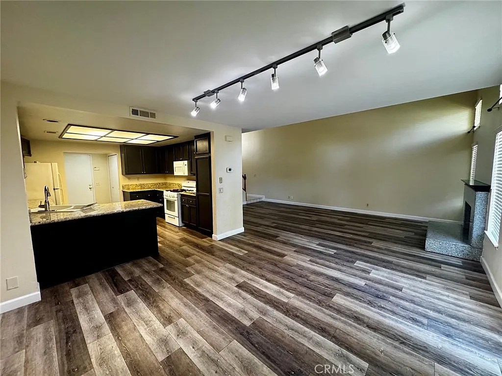3 bed, 1638 sqft, $3,500 — Photo 2