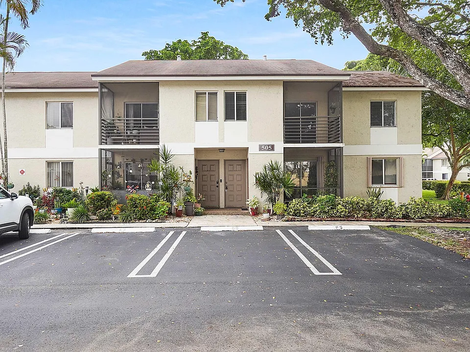 505 Gardens Dr #204