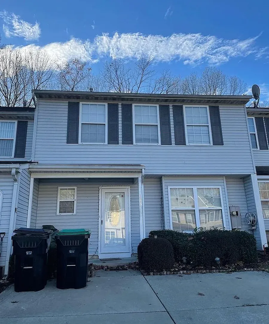 3 bed, 1.5 bath, 1572 sqft, $2,300 — Photo 1