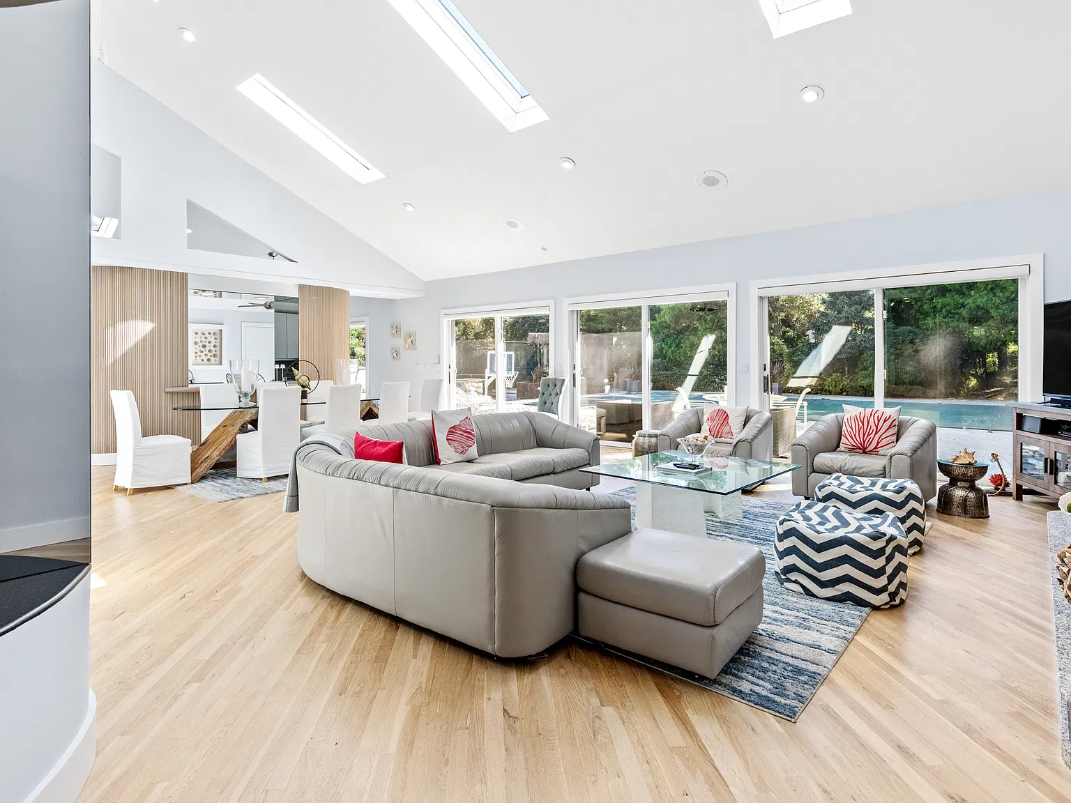 Spacious home with Tennis and Pool — Photo 2