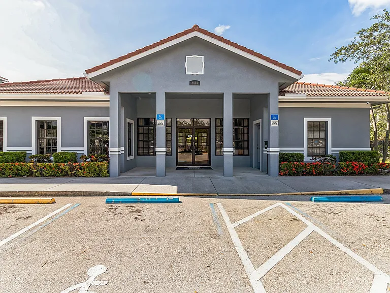Cobblestone on The Lake Apartments — Photo 15