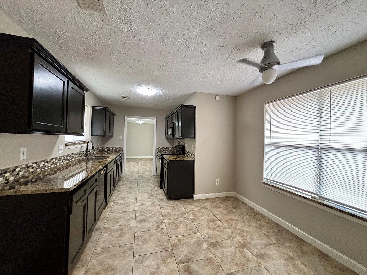 3 bed, 2.0 bath, 1612 sqft, $1,950 — Photo 3