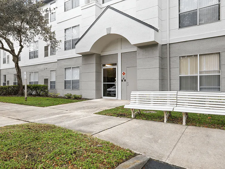 Lexington Club at Vero — Photo 13