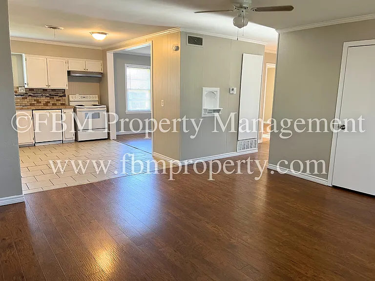 3015 Winfield Dr — Photo 3