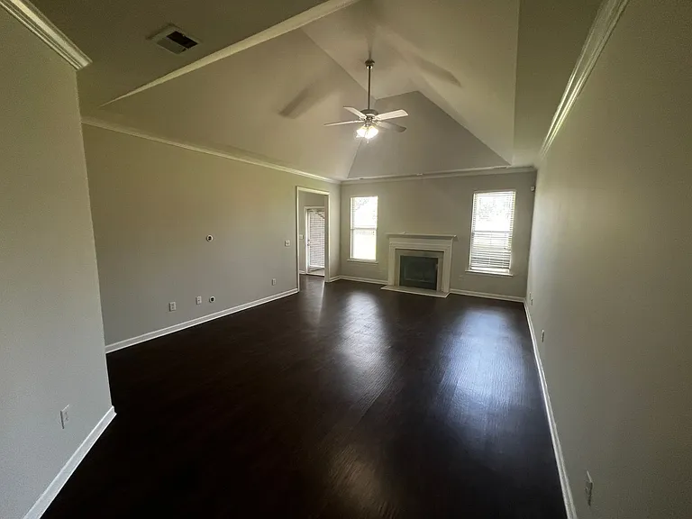 2208 Adkins Cir — Photo 3