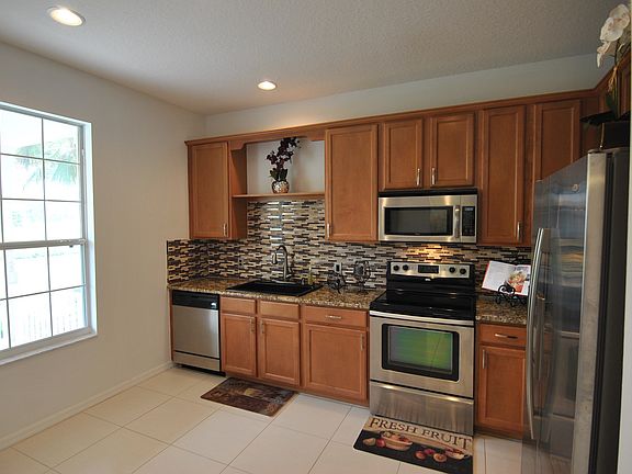 Kitchen w/ eat-in b. nook