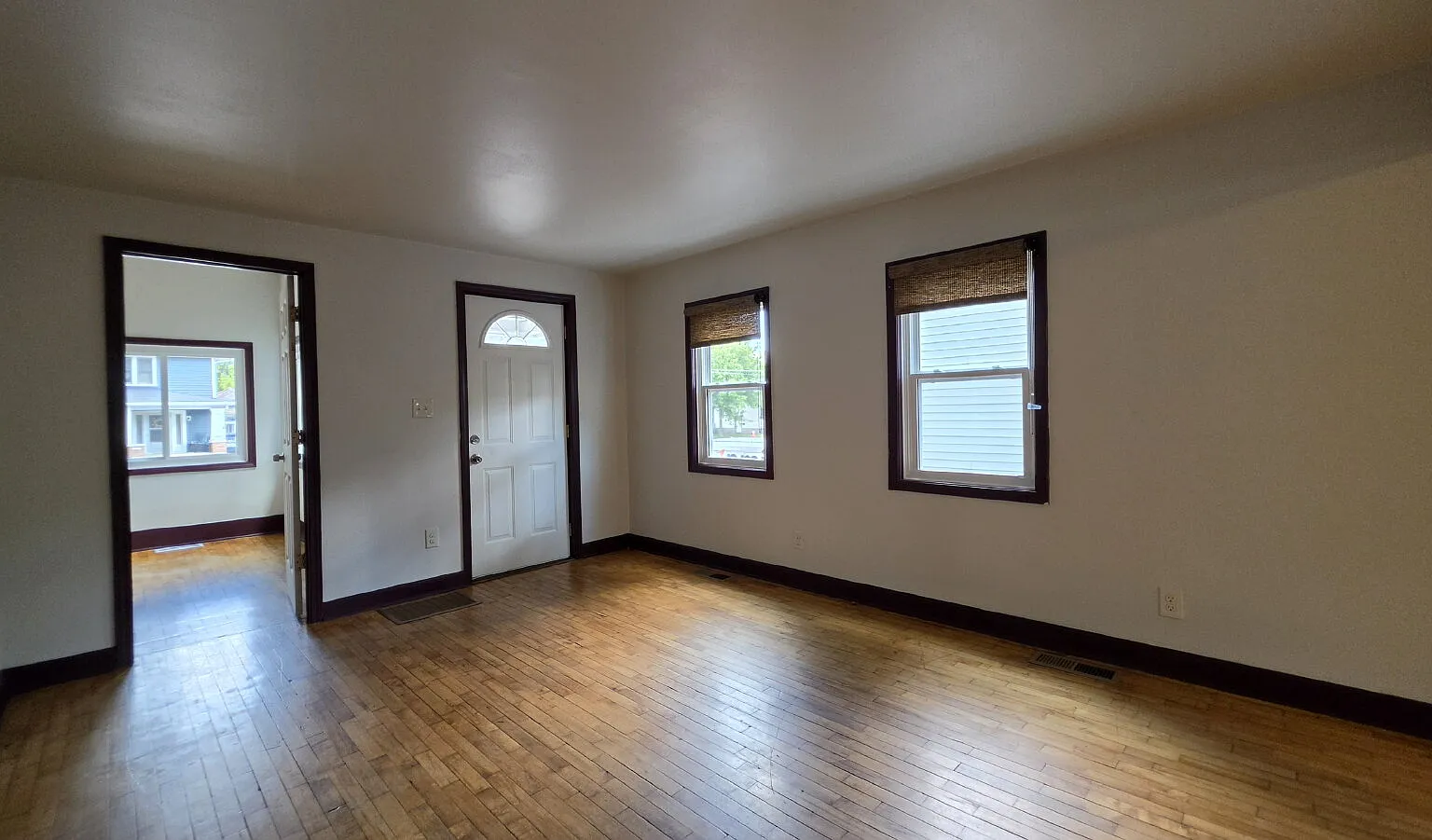 3 bed, 1.0 bath, 1066 sqft, $1,100 — Photo 2