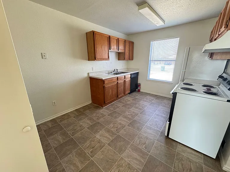 1904 Windward Dr — Photo 5
